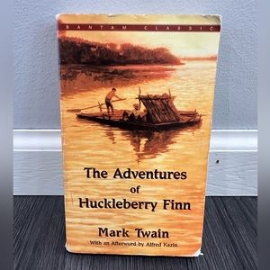 The adventures of huckleberry Finn paperback book - great condition